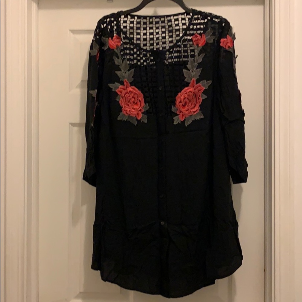 NWOT Blouse w/ floral embroidery